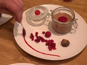 Mousse au Chocolat mit  Pralinenüberraschung - Rezept - Bild Nr. 2