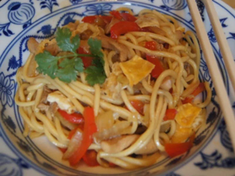 Rezept: Gebratene Nudeln mit Putenbrustfilet Bild Nr. 2 Gebratene Nudeln mit Putenbrustfilet - Rezept - Bild Nr. 2