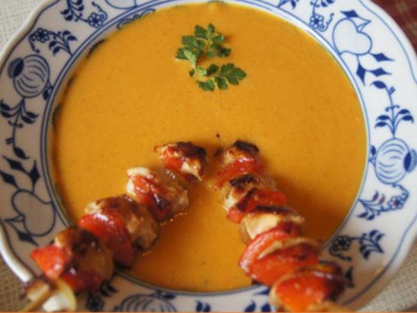 Asiatische Möhrensuppe mit Honig-Putenspießen - Rezept - kochbar.de