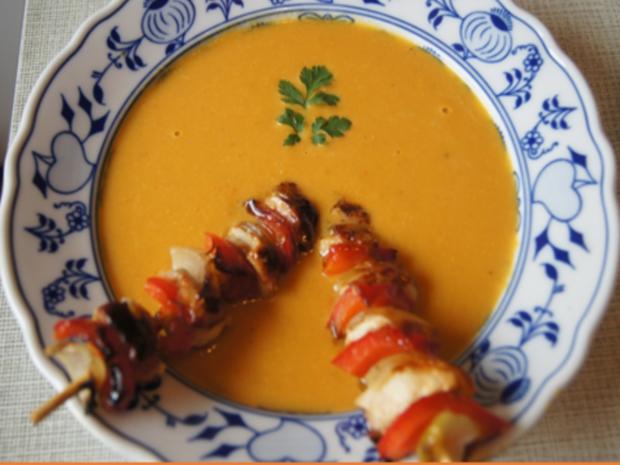 Asiatische Möhrensuppe mit Honig-Putenspießen - Rezept - kochbar.de