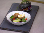 Chinesischer Salat mit Tee-Eiern und Schwarzem Mini-Jackfruit-Burger - Rezept - Bild Nr. 3