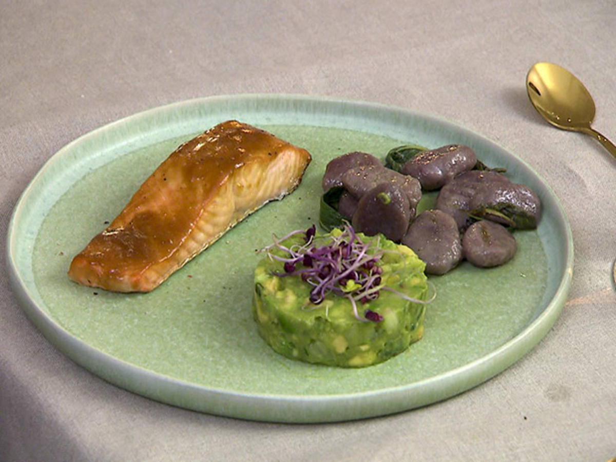 Glasierter Lachs mit lilafarbenen Salbei-Gnocci und Avocado-Tatar ...