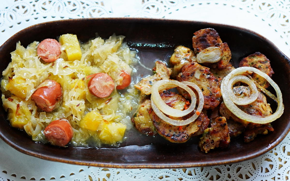 Ananaskraut mit Schübling und gebratenen Brezenknödel