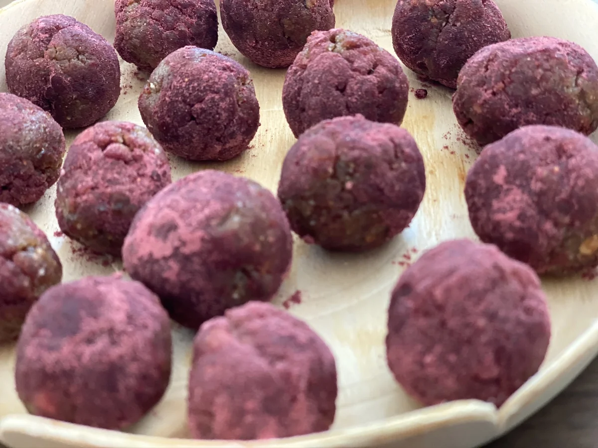 Rezept: Energiebällchen mit roter Beete Bild Nr. 2 Energiebällchen mit roter Beete - Rezept - Bild Nr. 2