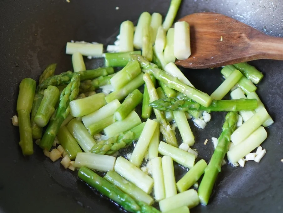 Garnelen mit grünem Spargel - Gung Pad Noh May Farang - Rezept - Bild Nr. 10388
