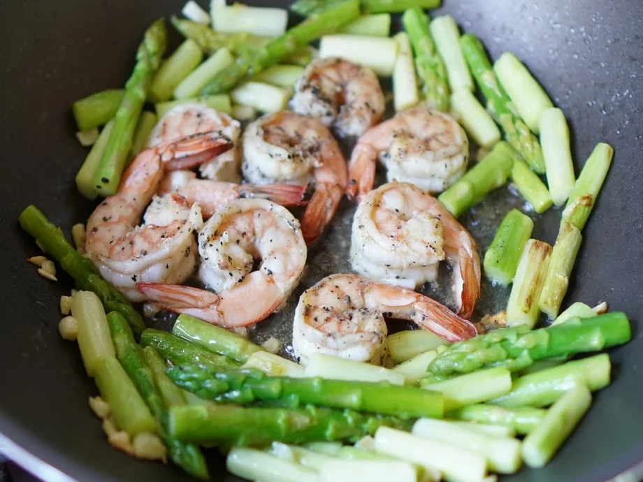 Garnelen mit grünem Spargel - Gung Pad Noh May Farang - Rezept - Bild Nr. 10389