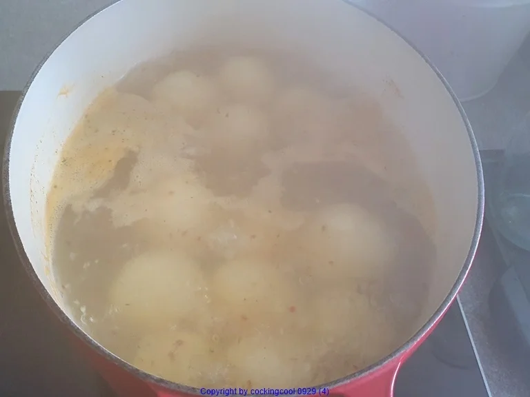 Rindergulasch mit Pilzen Rotkohl und Seidenknödel - Rezept - Bild Nr. 10391