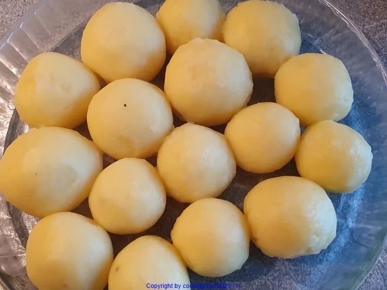 Rindergulasch mit Pilzen Rotkohl und Seidenknödel - Rezept - Bild Nr. 10390