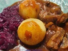 Rindergulasch mit Pilzen Rotkohl und Seidenknödel - Rezept - Bild Nr. 2