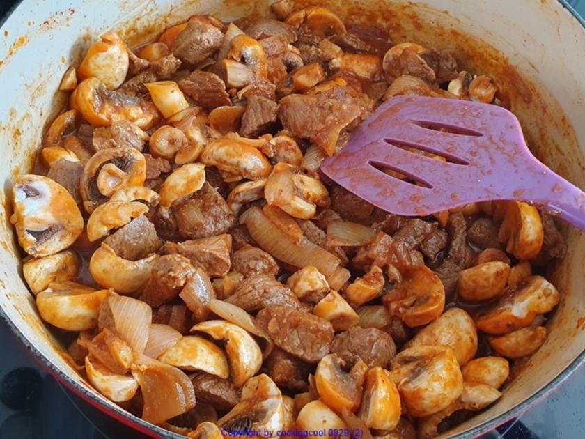 Rindergulasch mit Pilzen Rotkohl und Seidenknödel - Rezept - kochbar.de