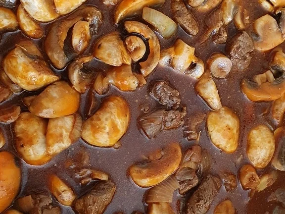 Rindergulasch mit Pilzen Rotkohl und Seidenknödel - Rezept - Bild Nr. 4