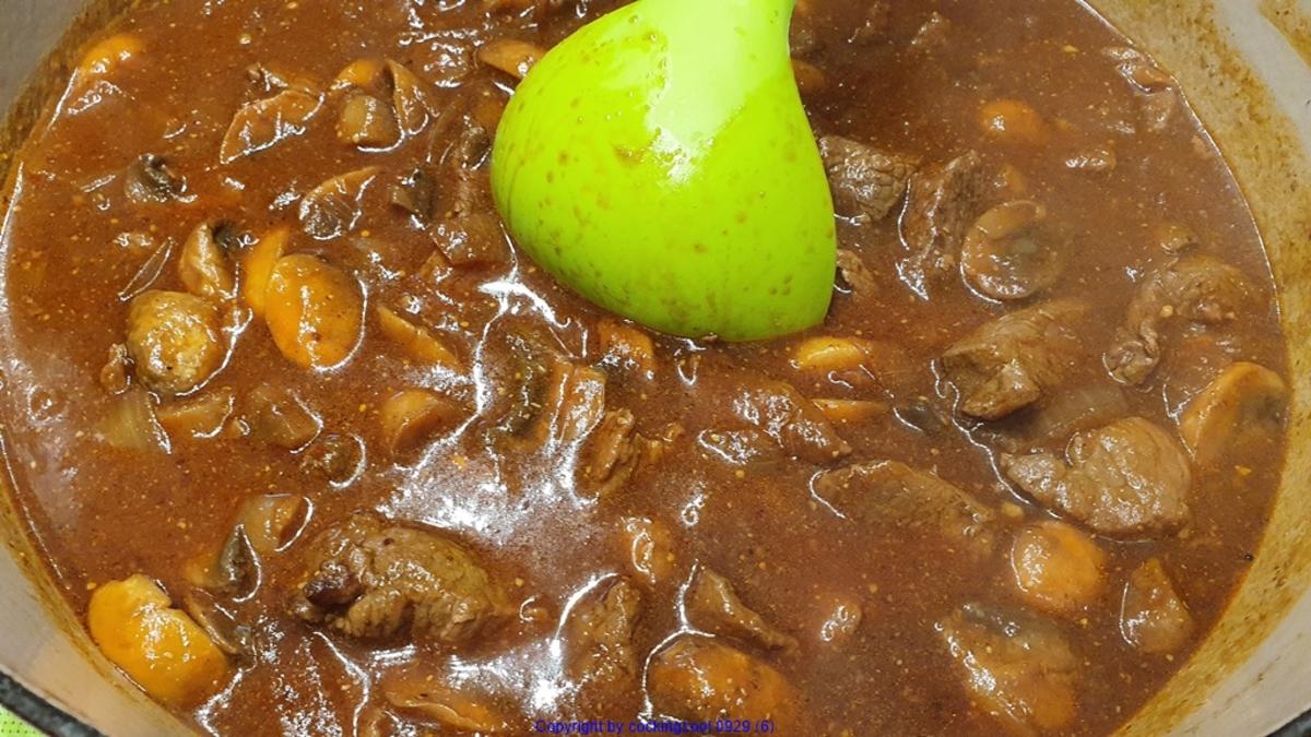 Rindergulasch mit Pilzen Rotkohl und Seidenknödel - Rezept - Bild Nr. 10393