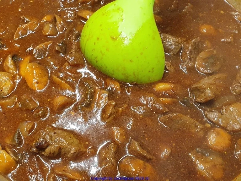 Rindergulasch mit Pilzen Rotkohl und Seidenknödel - Rezept - Bild Nr. 10393
