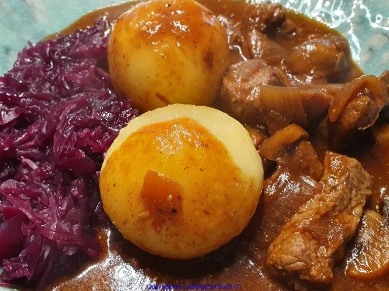 Rindergulasch mit Pilzen Rotkohl und Seidenknödel - Rezept - Bild Nr. 10394