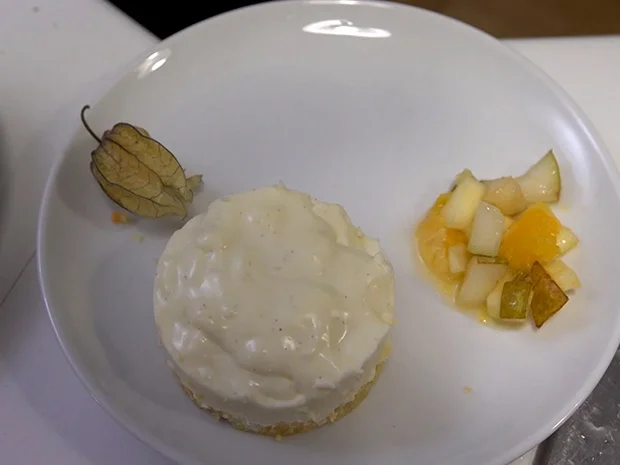 Joghurt-Limetten-Panna-Cotta auf Cantucciniboden mit Ingwer-Obstsalat - Rezept - Bild Nr. 2