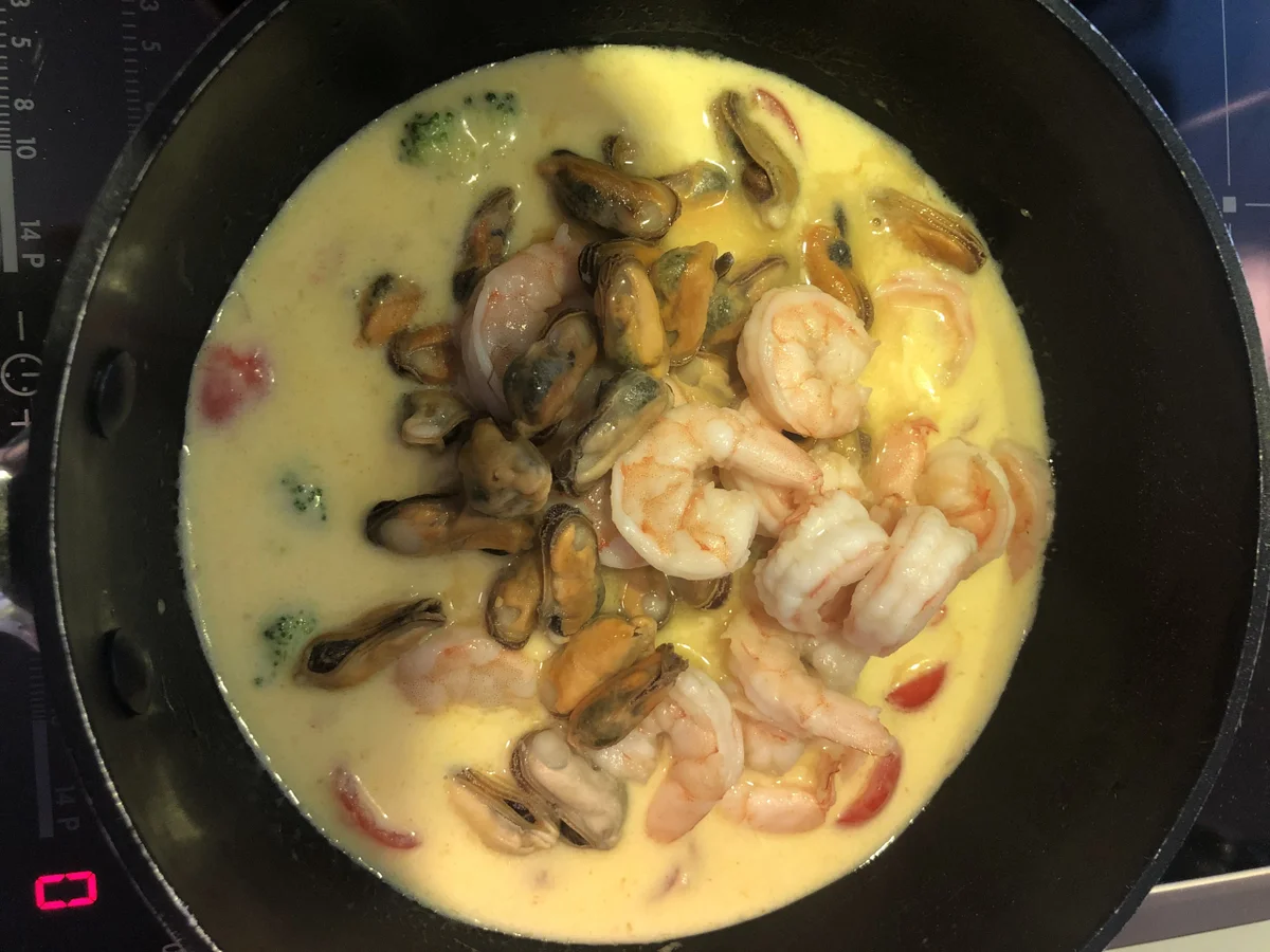 Linguine mit Riesengarnelen und Muscheln in Kokos-Weißwein-Sauce - Rezept - Bild Nr. 10405