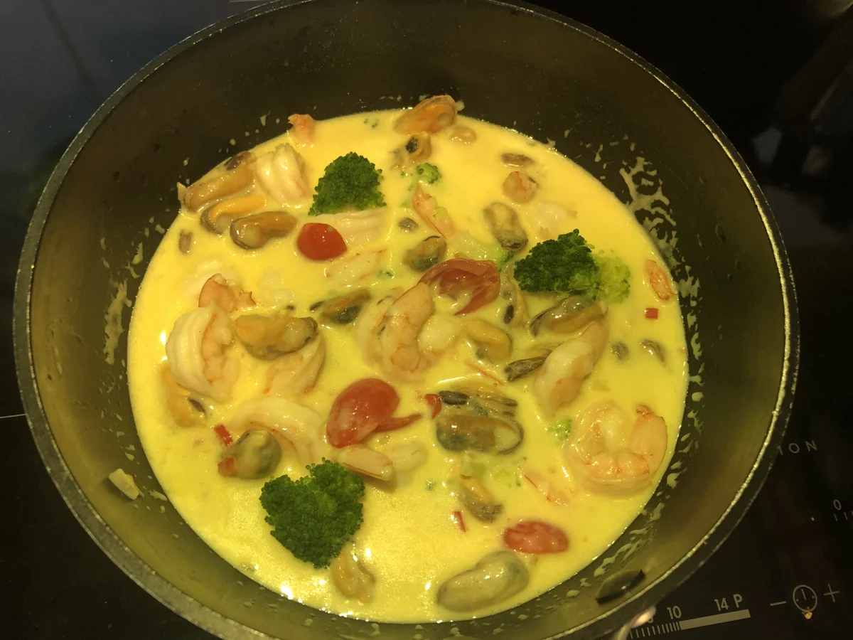 Linguine mit Riesengarnelen und Muscheln in Kokos-Weißwein-Sauce - Rezept - Bild Nr. 10405