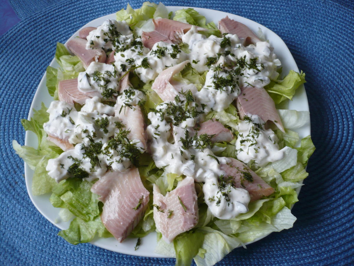 Salat mit Räucherfisch und Hausfrauendressing - Rezept - Bild Nr. 2