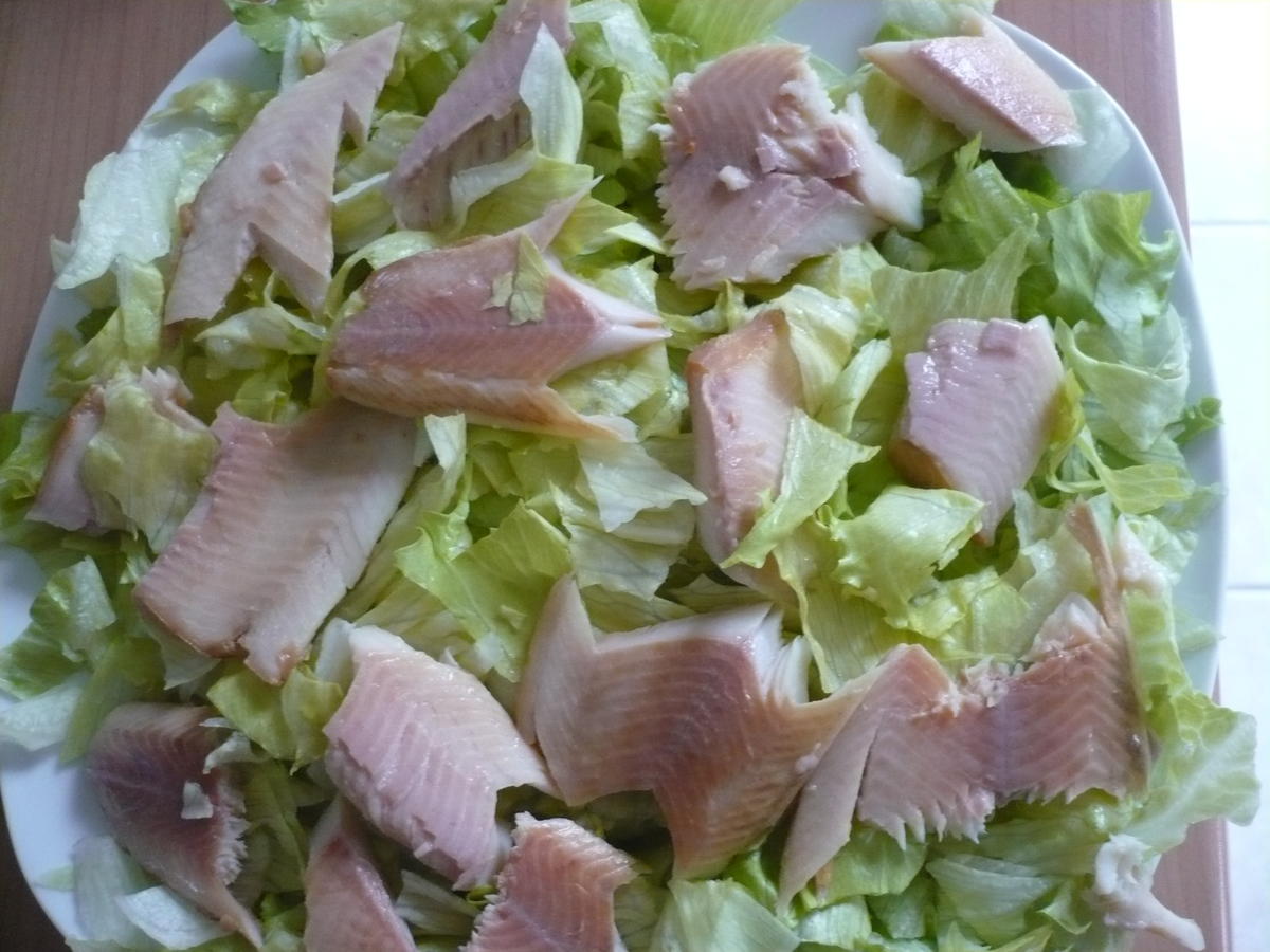 Salat mit Räucherfisch und Hausfrauendressing - Rezept - kochbar.de