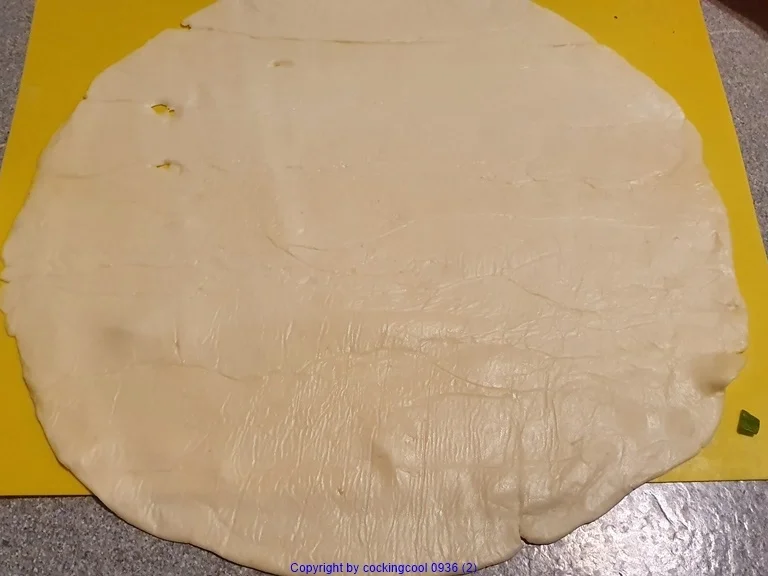 Bolognese in der Pizzateig Rolle als kleine Zwischenmahlzeit - Rezept - Bild Nr. 10418