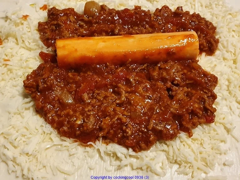 Bolognese in der Pizzateig Rolle als kleine Zwischenmahlzeit - Rezept - Bild Nr. 10419