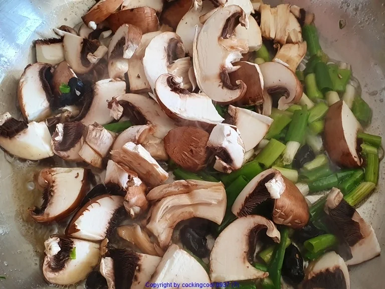 Putengulasch mit Pilzen schnell gemacht - Rezept - Bild Nr. 8