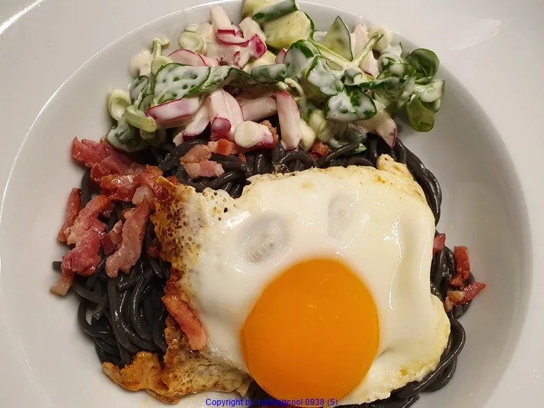 Spiegelei; Pasta; Salat - Rezept - Bild Nr. 10415