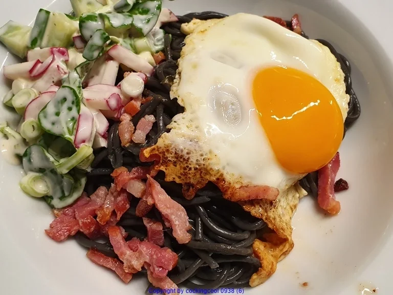 Spiegelei; Pasta; Salat - Rezept - Bild Nr. 10417