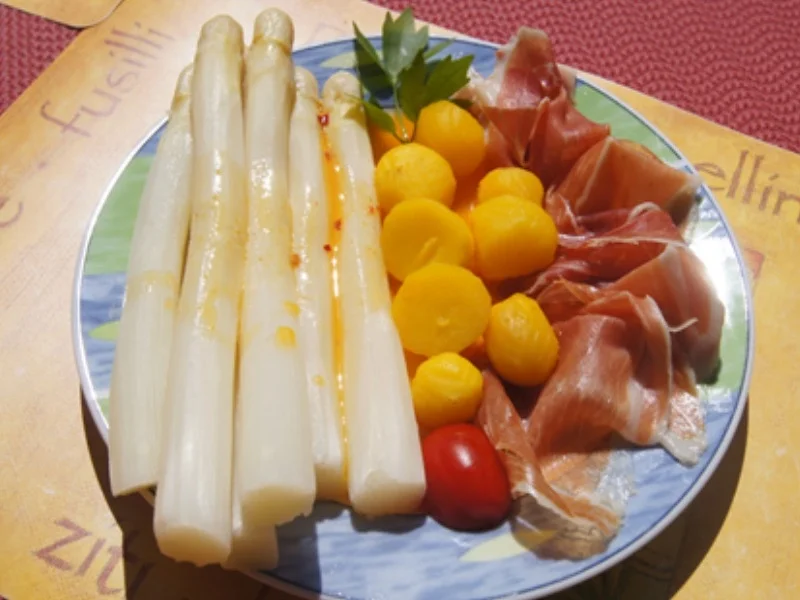 Rezept: Spargel mit schneller Hollandaise, Serrano Schinken und Drillingen Bild Nr. 12 Spargel mit schneller Hollandaise, Serrano Schinken und Drillingen - Rezept - Bild Nr. 12