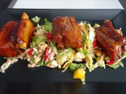 Glasierte Kotelett-Rippchen auf Chinakohl-Ramen-Salat - Rezept - Bild Nr. 2