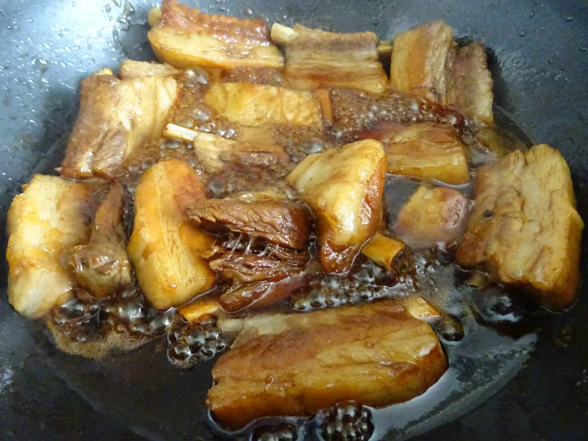 Glasierte Kotelett-Rippchen auf Chinakohl-Ramen-Salat - Rezept - Bild Nr. 3