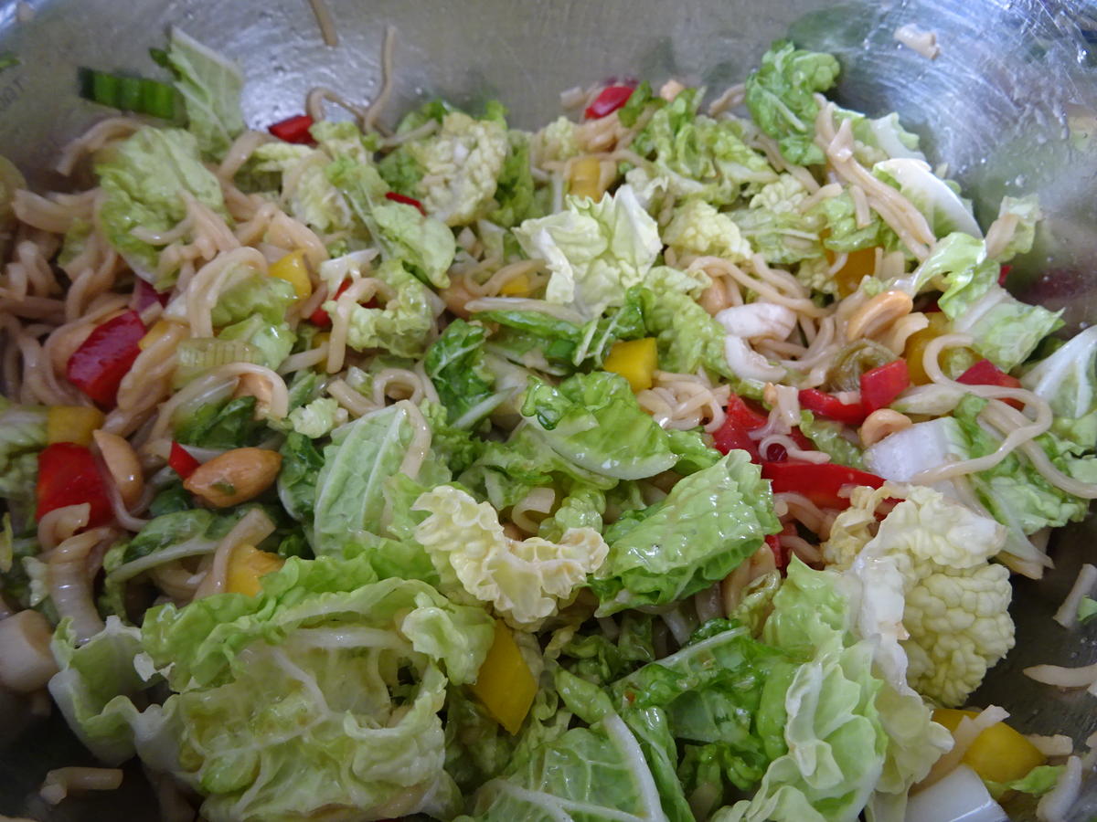 Glasierte Kotelett-Rippchen auf Chinakohl-Ramen-Salat - Rezept - Bild Nr. 5