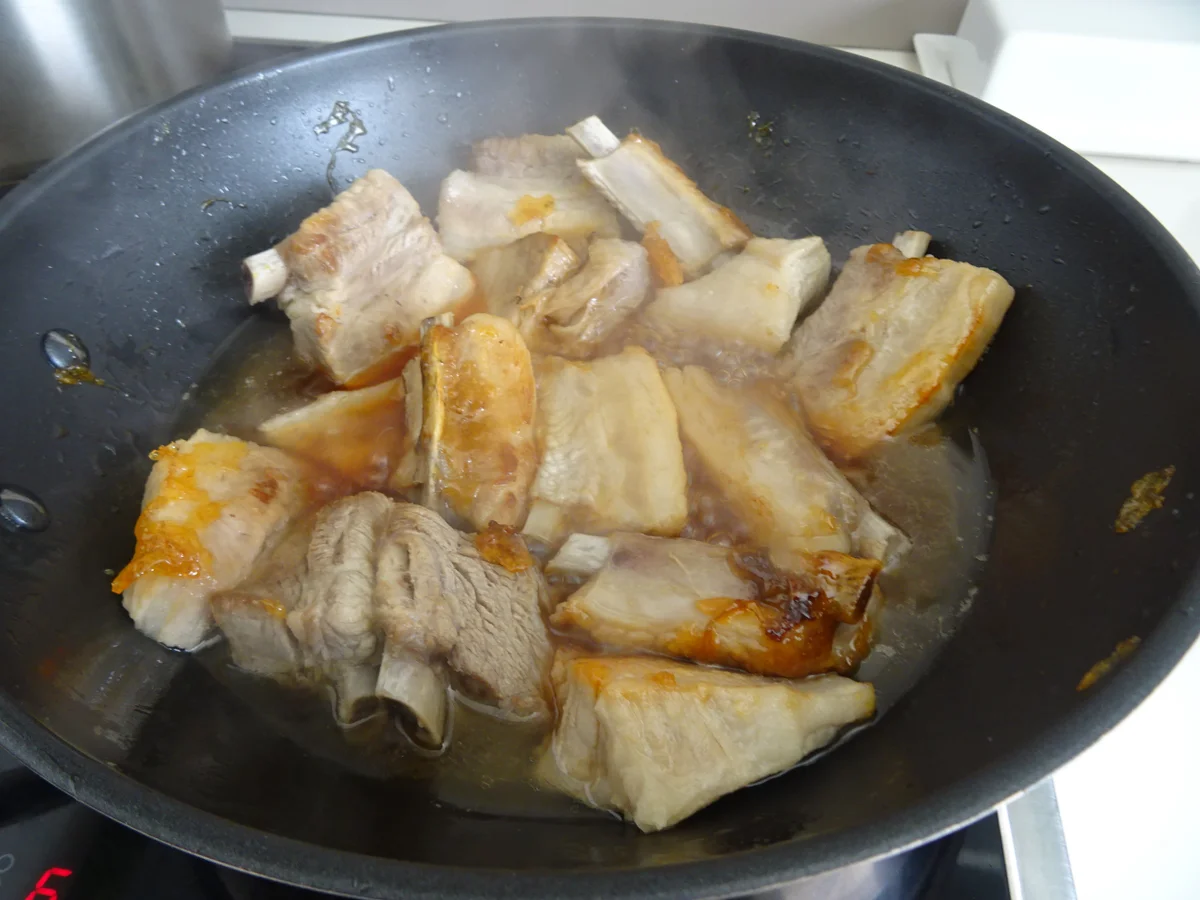 Glasierte Kotelett-Rippchen auf Chinakohl-Ramen-Salat - Rezept - Bild Nr. 4