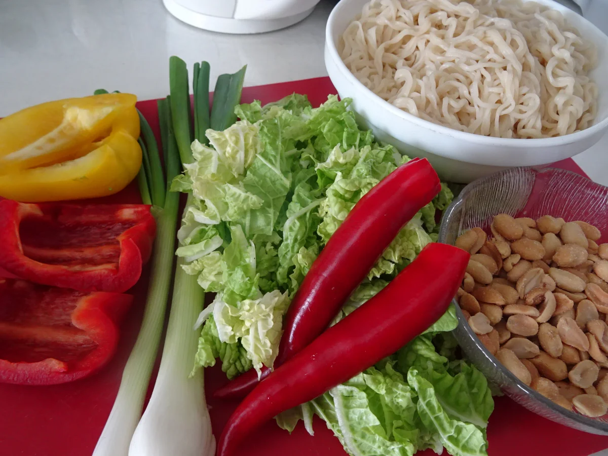 Glasierte Kotelett-Rippchen auf Chinakohl-Ramen-Salat - Rezept - Bild Nr. 6