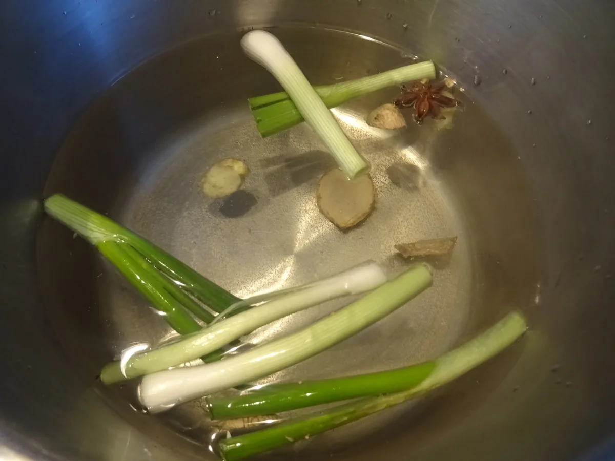 Glasierte Kotelett-Rippchen auf Chinakohl-Ramen-Salat - Rezept - Bild Nr. 8
