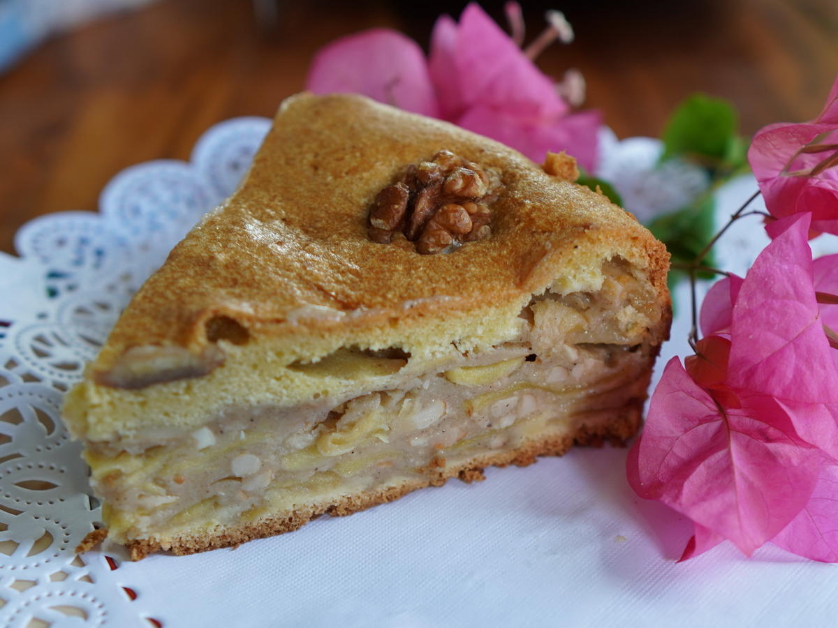 Saftiger, gedeckter Apfelkuchen mit Nüssen - von Antareja