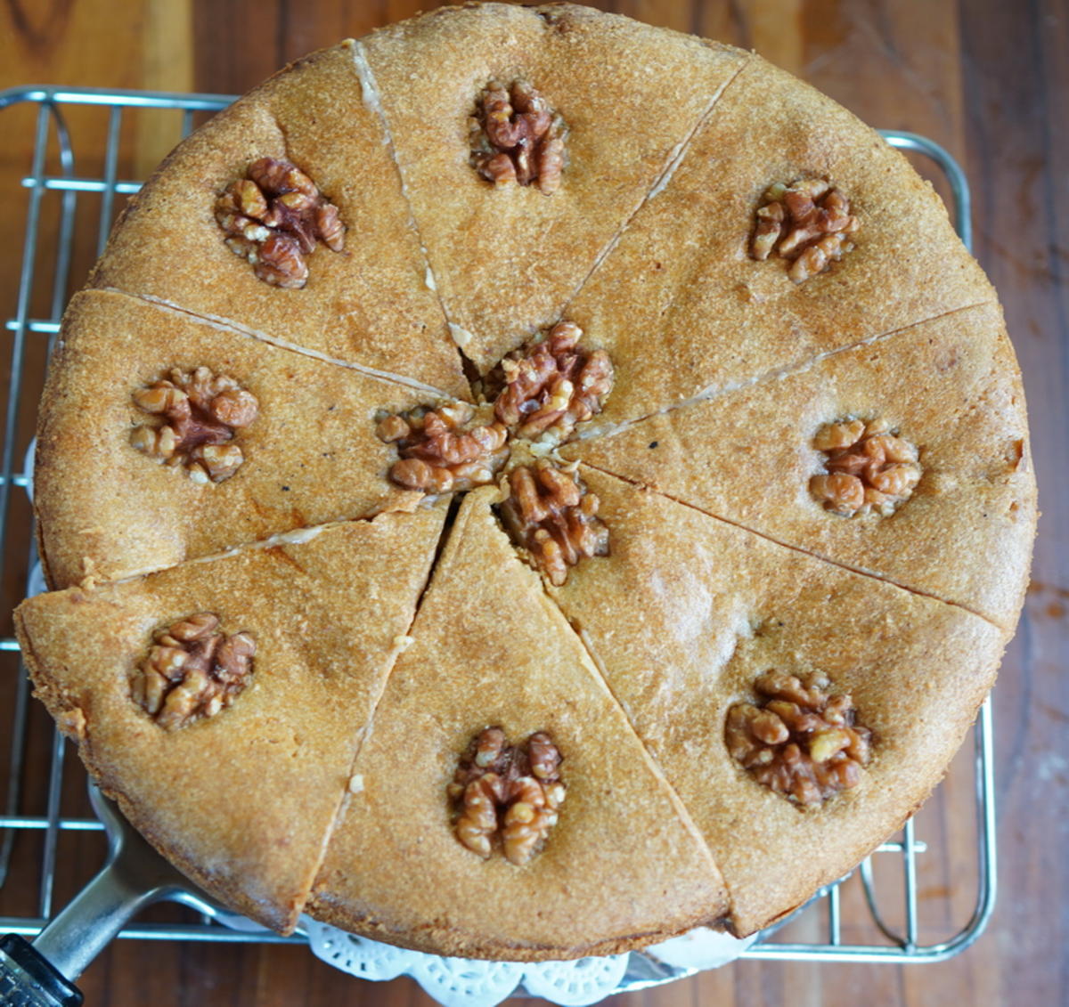 Saftiger, gedeckter Apfelkuchen mit Nüssen - Rezept - Bild Nr. 3