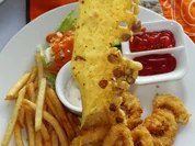 Frittierte Tintenfischringe mit Pommes frittes und knusprigen Reiskräcker - Rezept - Bild Nr. 2