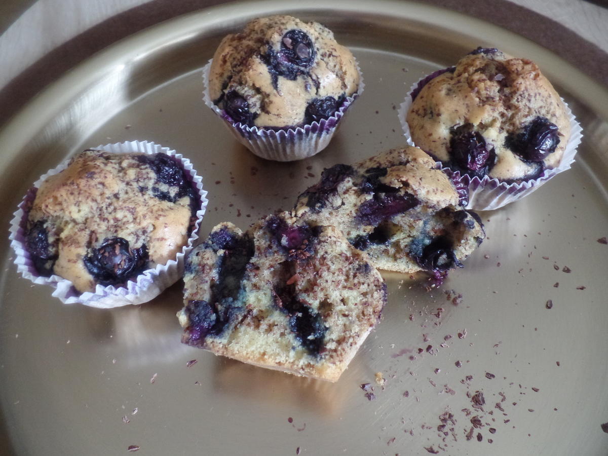 Stracciatella-Blaubeer-Muffins - Rezept - kochbar.de