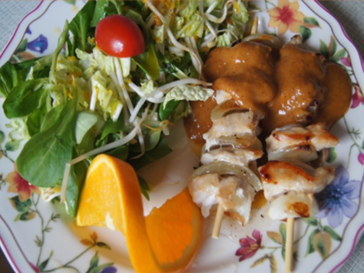 Hähnchenspieße mit Erdnusssauce und gemischter Salat mit Orangendressing - Rezept - Bild Nr. 2
