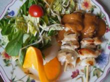 Hähnchenspieße mit Erdnusssauce und gemischter Salat mit Orangendressing - Rezept - Bild Nr. 2