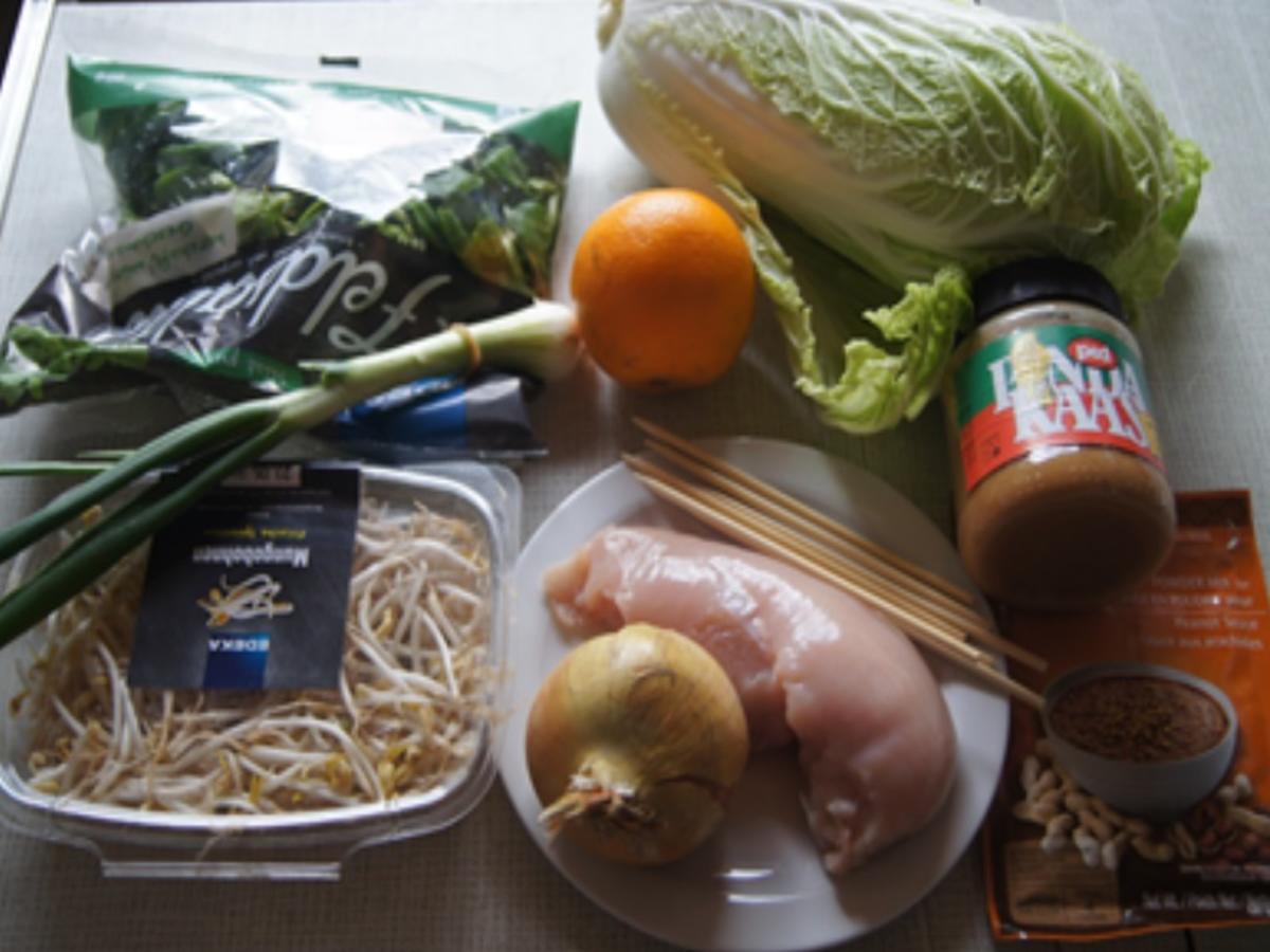 Hähnchenspieße mit Erdnusssauce und gemischter Salat mit Orangendressing - Rezept - Bild Nr. 3