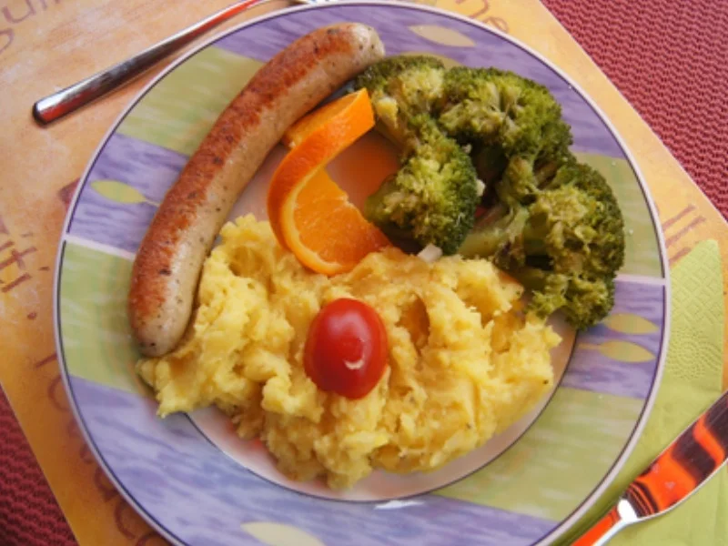 Rezept: Bratwurst mit Brokkoli und Kartoffelstampf Bild Nr. 12 Bratwurst mit Brokkoli und Kartoffelstampf - Rezept - Bild Nr. 12