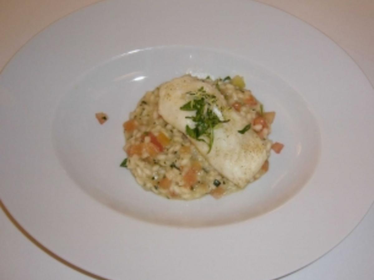 Tomaten Basilikum Risotto mit gebratenem Steinbutt - 218 kcal/100g Tomaten Basilikum Risotto mit gebratenem Steinbutt - 218 kcal/100g