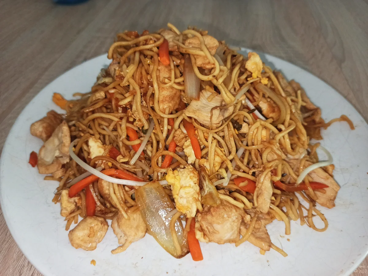 Rezept: Gebratene Nudeln mit Hühnerfleisch Bild Nr. 2 Gebratene Nudeln mit Hühnerfleisch - Rezept - Bild Nr. 2