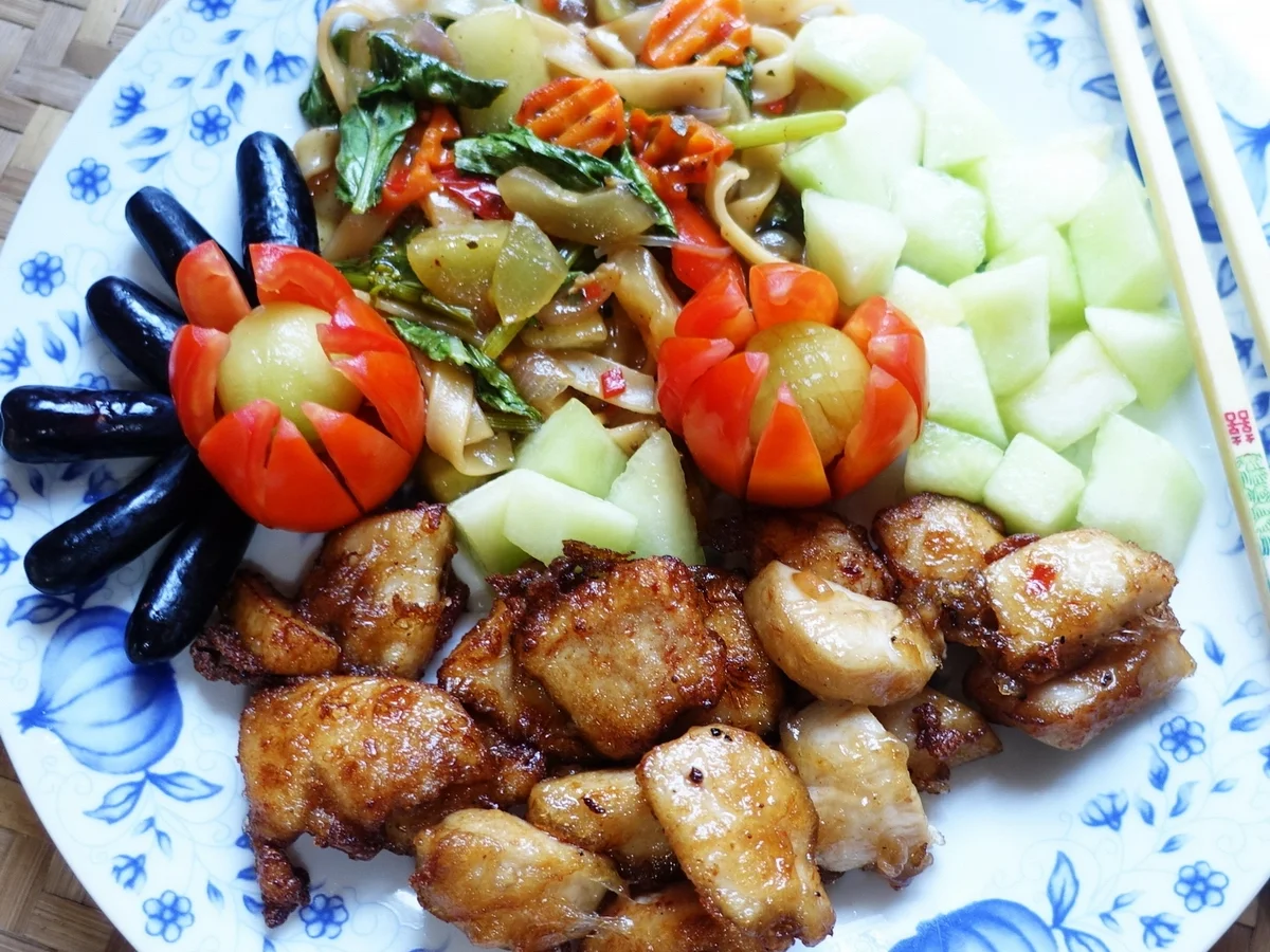 Rezept: Bunte Nudeln mit Honigmelone und Hühnerfleisch Bild Nr. 2 Bunte Nudeln mit Honigmelone und Hühnerfleisch - Rezept - Bild Nr. 2