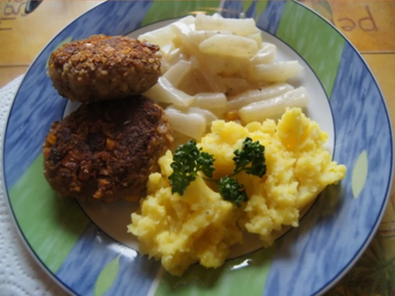 Maisfrikadellen mit Rahmkohlrabi und Kartoffelstampf - Rezept - Bild Nr. 2