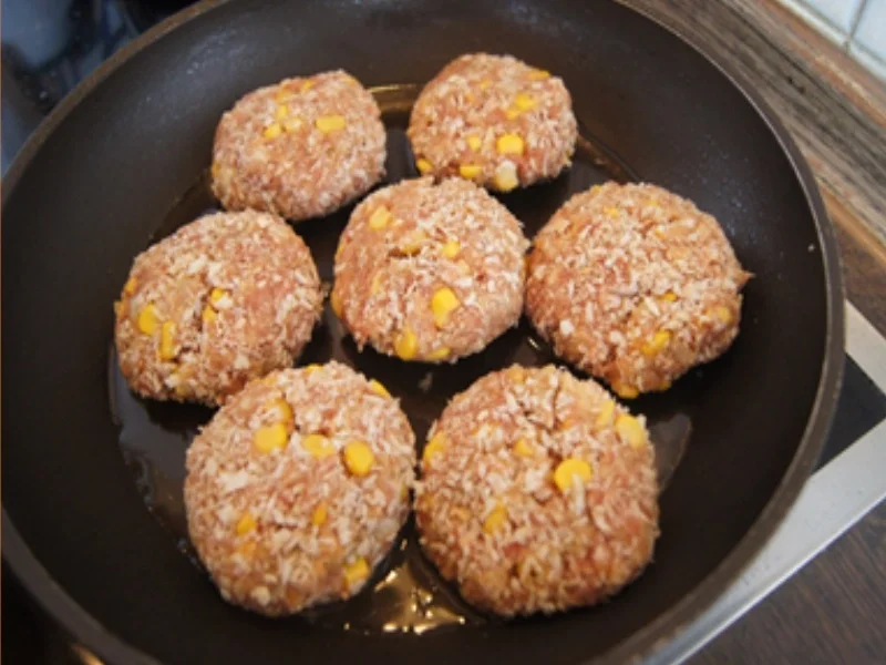 Maisfrikadellen mit Rahmkohlrabi und Kartoffelstampf - Rezept - Bild Nr. 7