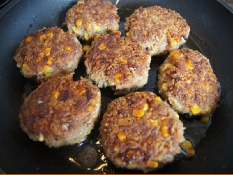 Maisfrikadellen mit Rahmkohlrabi und Kartoffelstampf - Rezept - Bild Nr. 8