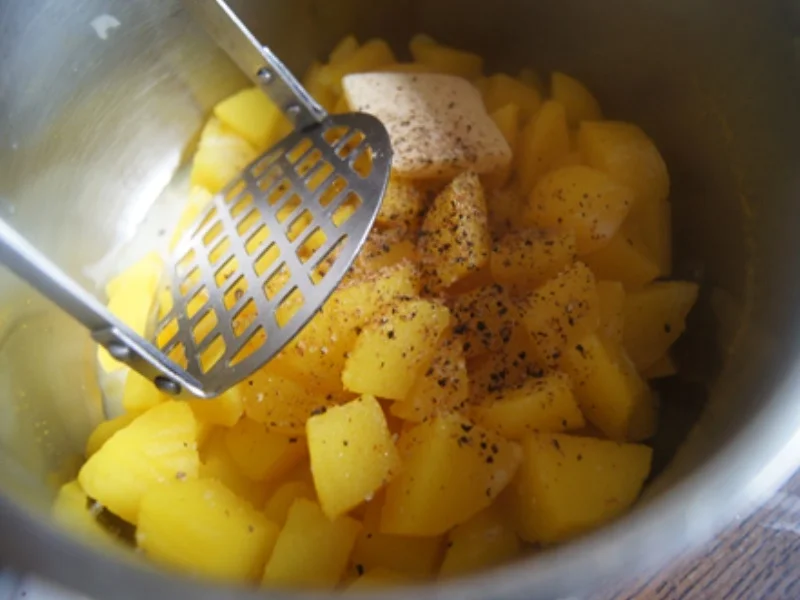 Maisfrikadellen mit Rahmkohlrabi und Kartoffelstampf - Rezept - Bild Nr. 14